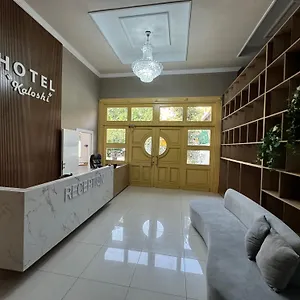 Otel Kaloshi, Mezez